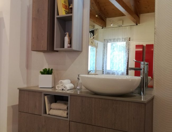 BAGNO-MODERNO-EFFETTO-LEGNO-OFFERTA-KONDOR