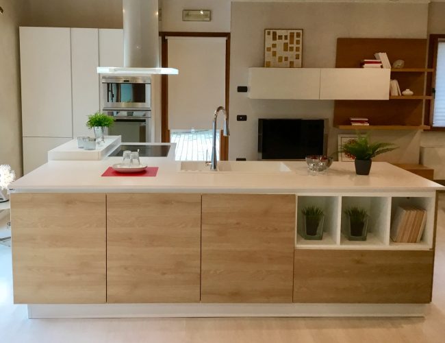 CUCINA MODERNA NATURALE E BIANCO CON PIANO QUARZO BIANCO