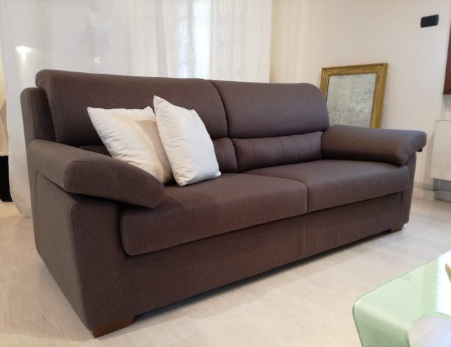 divano aron in tessuto sfoderabile color cioccolato