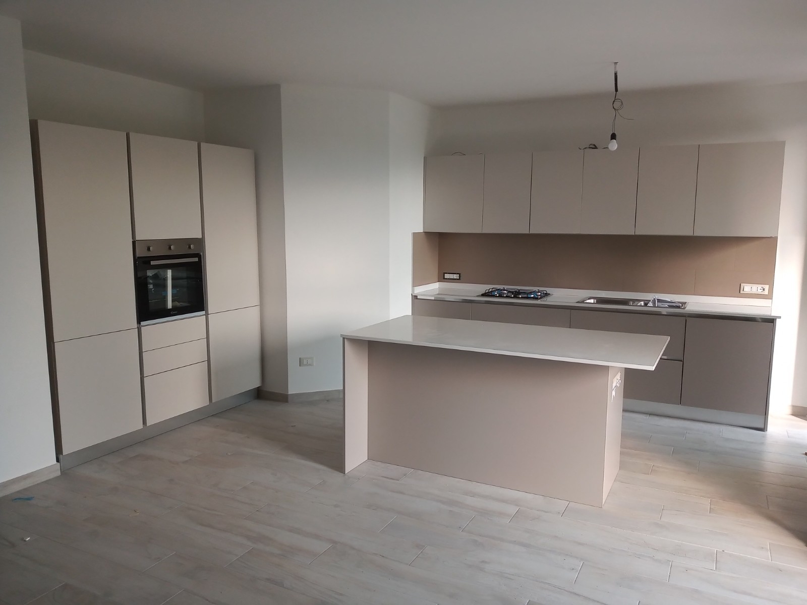 CUCINA MODERNA CON ISOLA IN AMBIENTE OPEN SPACE