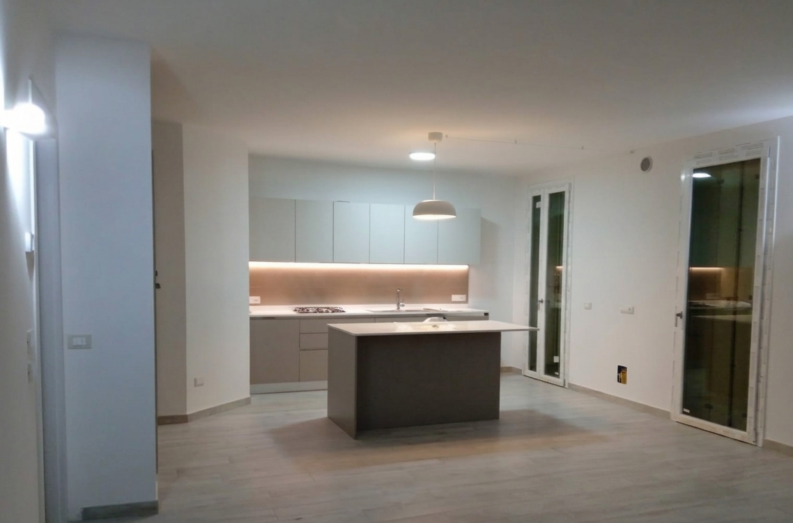OPEN SPACE CON CUCINA BICOLORE